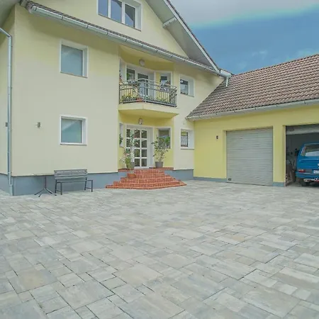 Apartamento Vilux With Indoor Private Parking Braşov Exterior foto